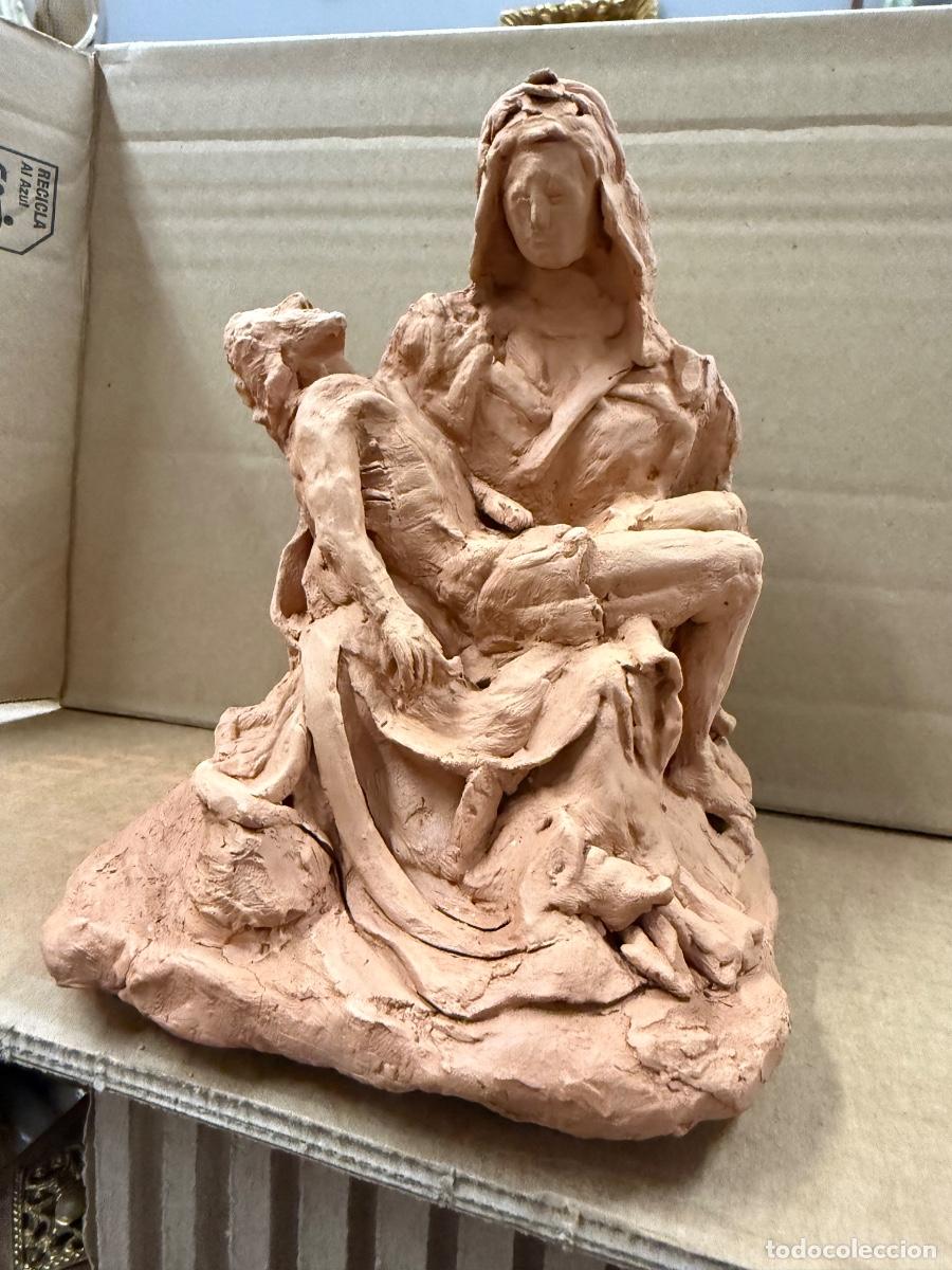 Arte: Curiosa VIRGEN DOLOROSA o PIEDAD. En barro. 16cms altura. Olot. Pieza unica