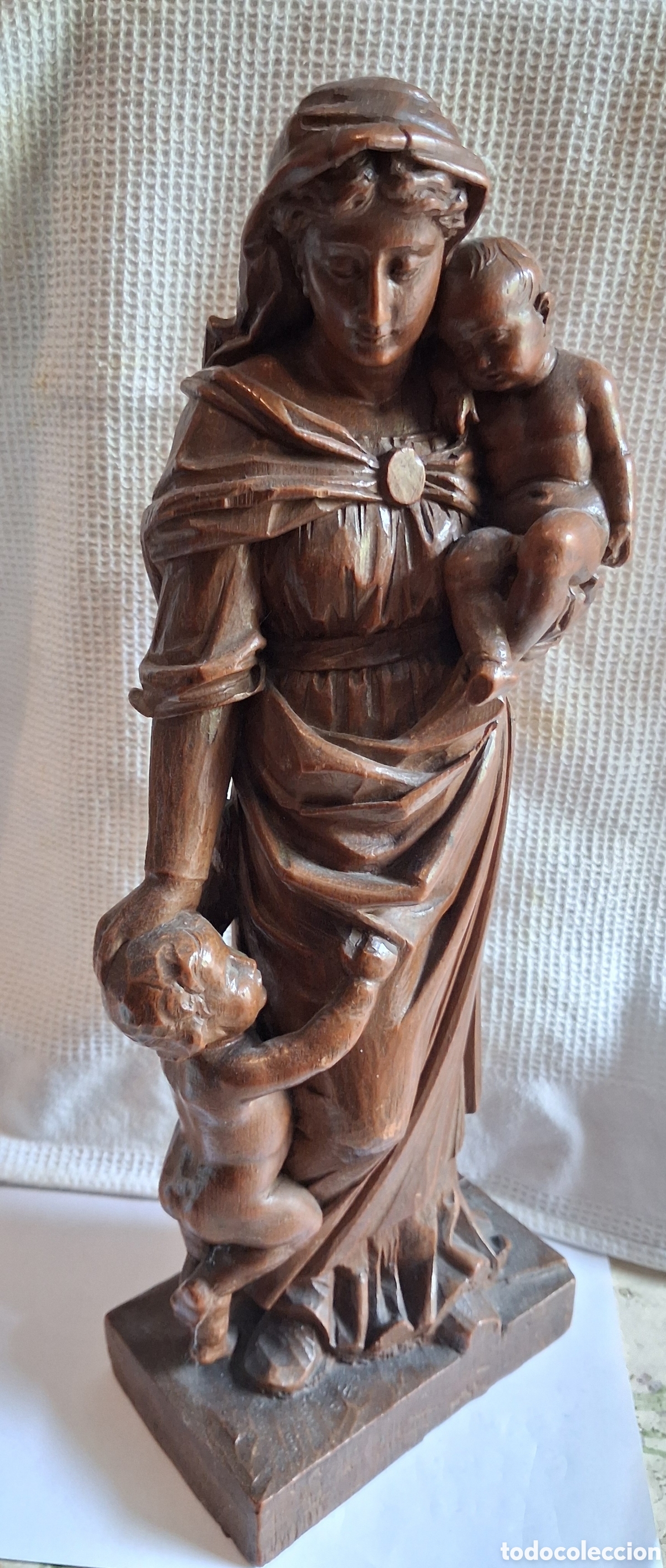 Arte: Virgen Mar&iacute;a en madera noble con el Ni&ntilde;o Jes&uacute;s y San Juanito