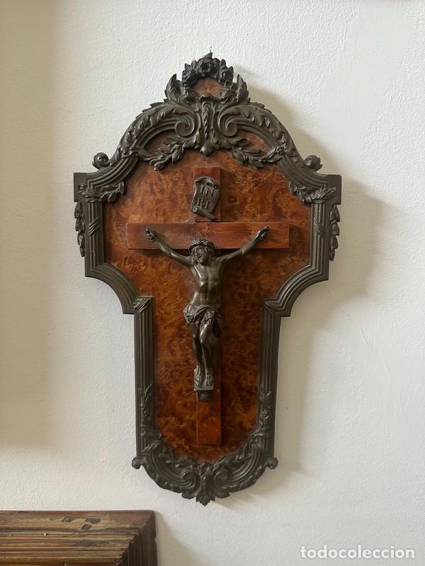 Arte: CRUCIFIJO DE METAL SOBRE MADERA DE RAIZ EMMARCADO EN METAL