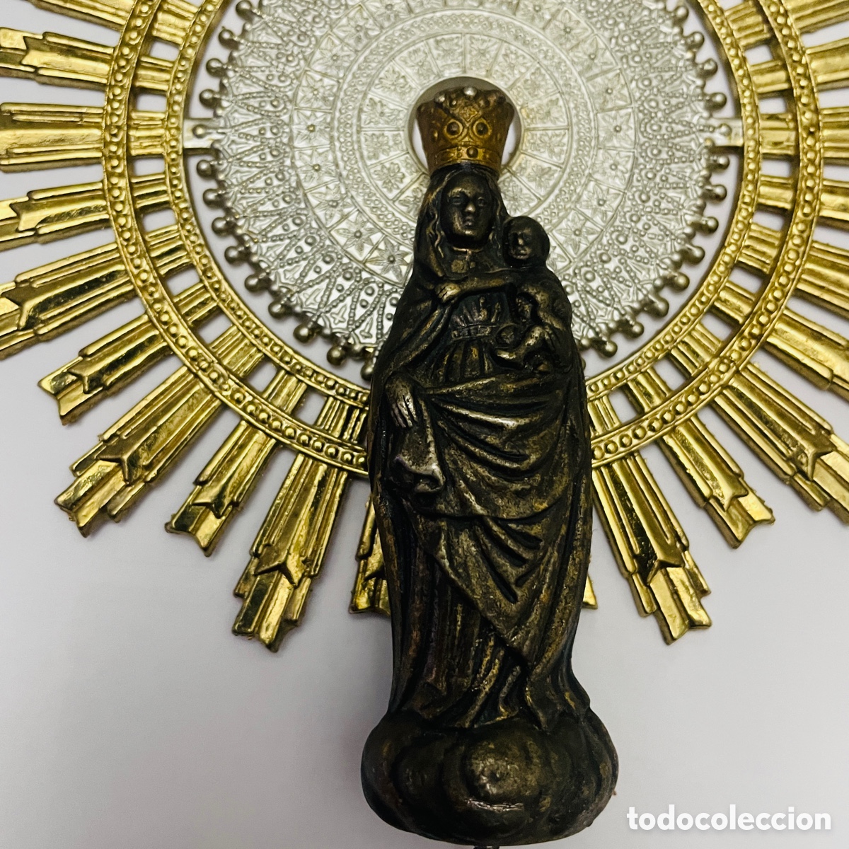 Arte: Virgen con Ni&ntilde;o vintage con gran aureola dorada &ndash; pieza decorativa religiosa