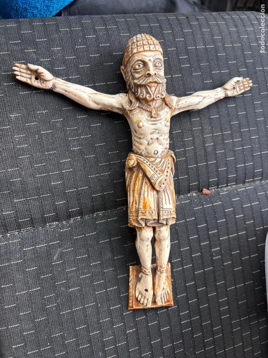 Arte: Cristo tallada de Hueso estilo rom&aacute;nico procedente de Retablo