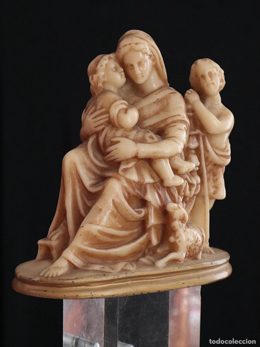 Arte: Virgen de la Silla. Escultura de cera. Pps. S. XX. Mide 19 cm de altura.