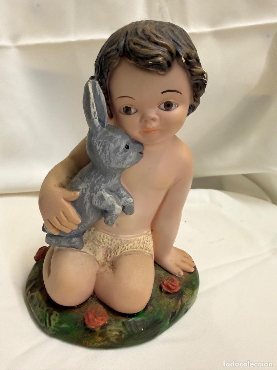 Arte: Encantador Ni&ntilde;o Jesus en Yeso, de Olot. Ojos de cristal. Con liebre o conejo 15cms