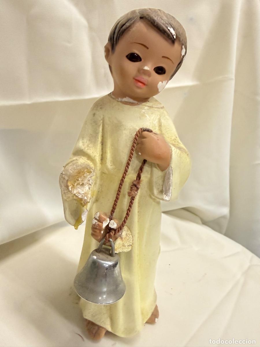 Arte: Raro Ni&ntilde;o Jesus con campana, en Yeso, de Olot. Ojos de cristal. 23cms