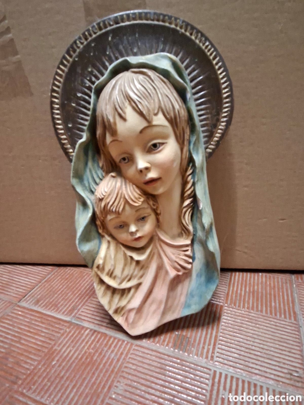 Arte: Altorrelieve de Pared Virgen con el Ni&ntilde;o - Arte Sacro Vintage con Aureola Met&aacute;lica