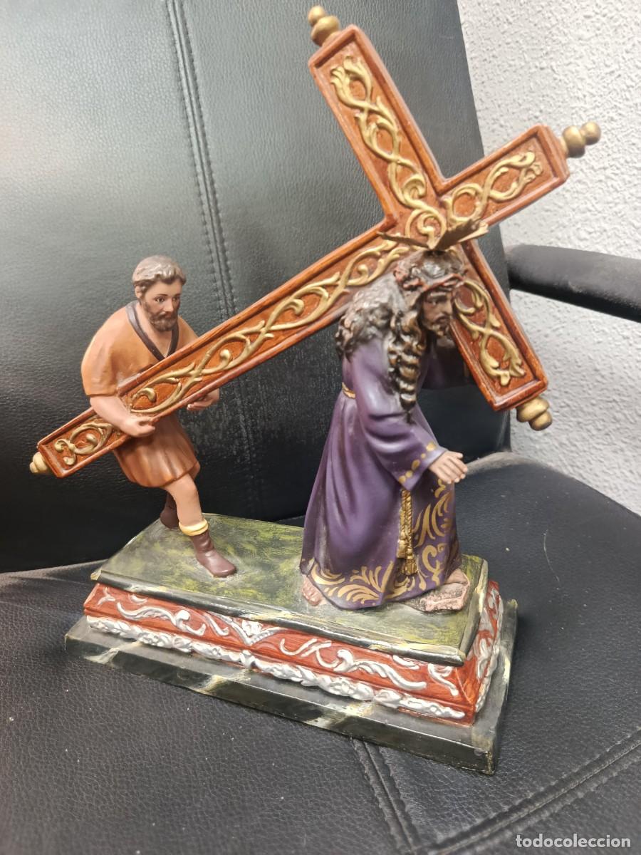 Arte: Escultura antigua de Nazareno con Cirineo.
