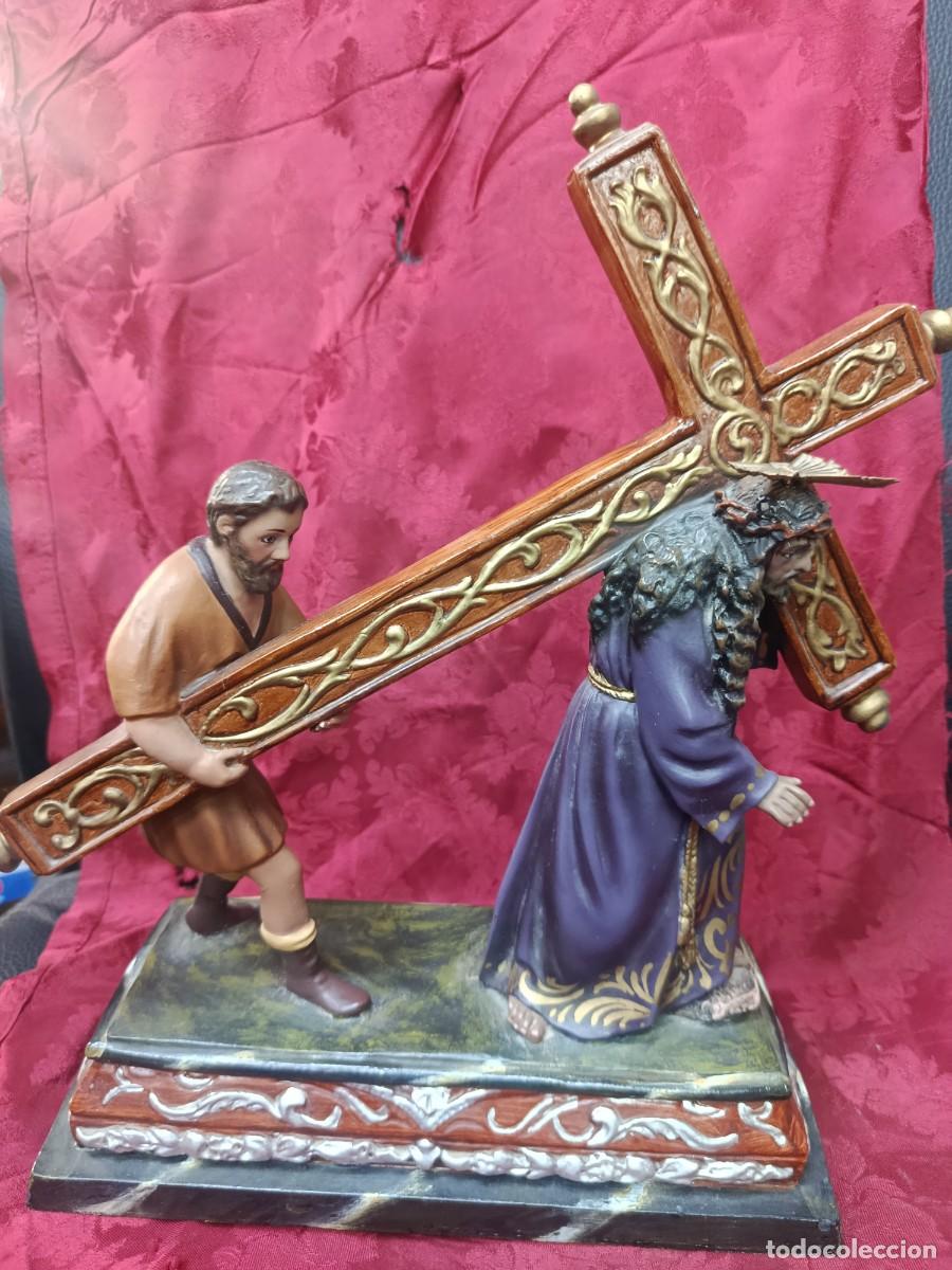 Arte: Escultura antigua de Nazareno con Cirineo.