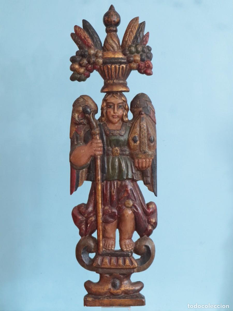 Arte: Arc&aacute;ngel de madera tallada. Escuela virreinal. Siglo XVIII. Mide 84 cm de altura.