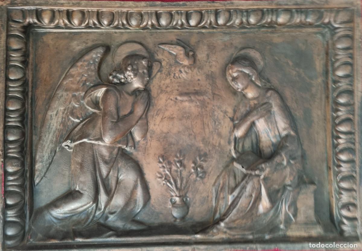 Arte: RELIEVE DE LA ANUNCIACION, en cobre envejecido