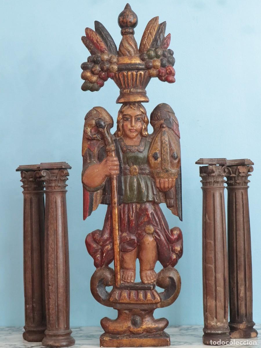 Arte: Arc&aacute;ngel de madera tallada. Escuela virreinal. Siglo XVIII. Mide 84 cm de altura.