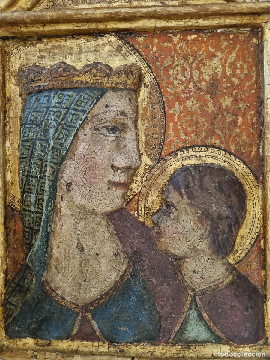 Arte: VIRGEN CON EL NI&Ntilde;O, pintura sobre madera con bajorelieve. Retablo o capilla particular