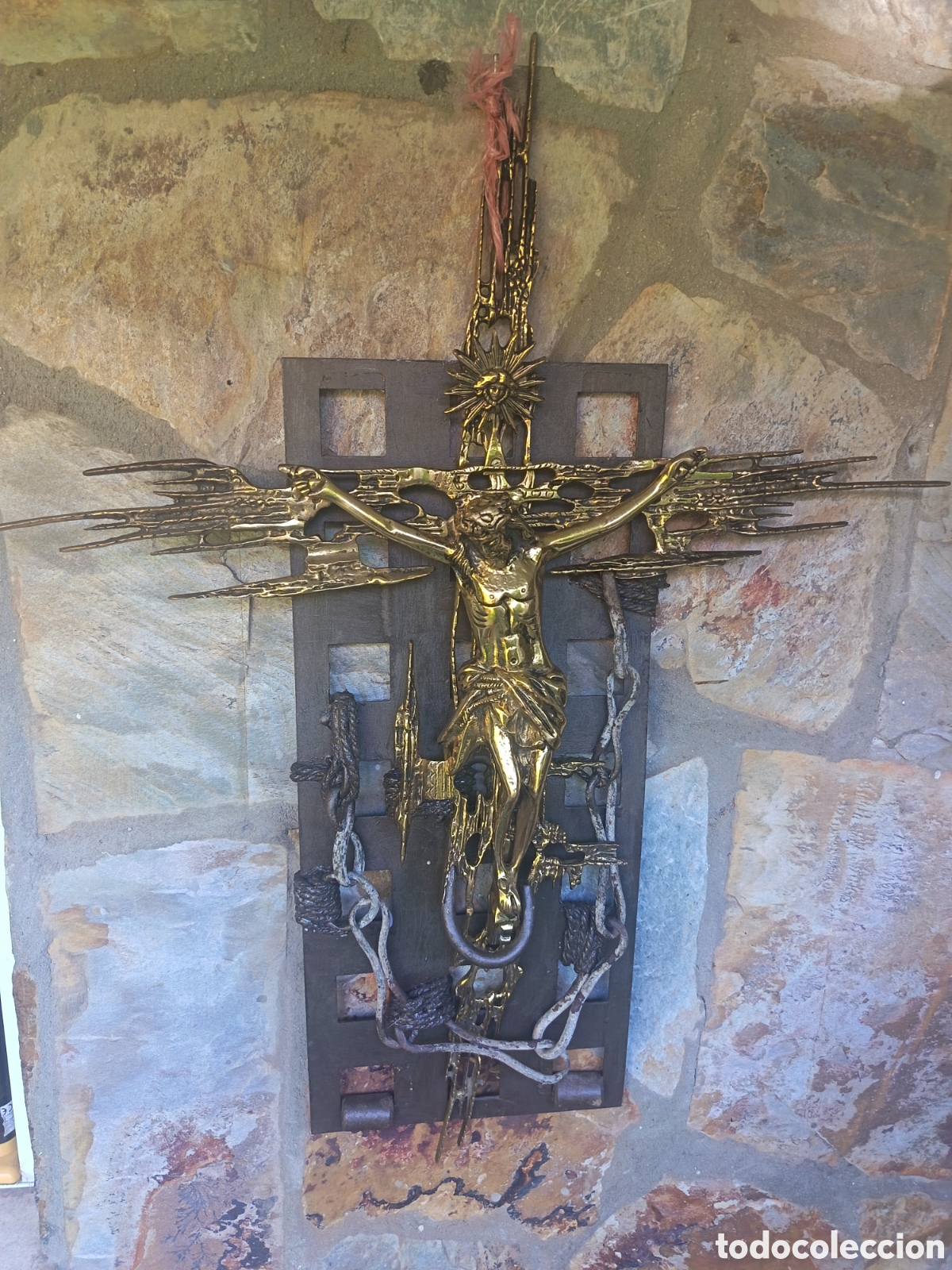 Arte: Cristo de bronce dise&ntilde;o Dal&iacute; en soporte met&aacute;lico con apliques en diversos materiales antiguos
