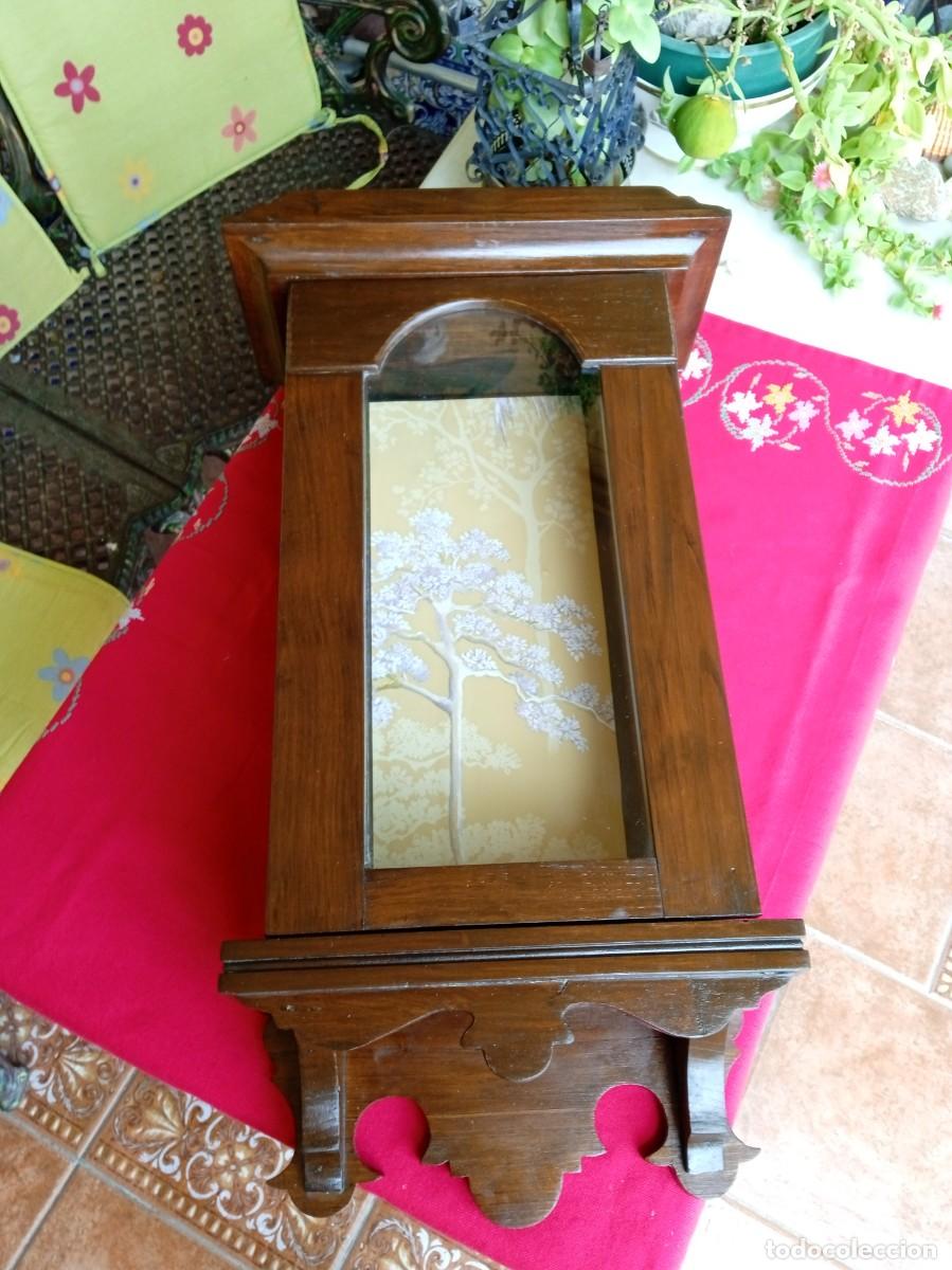 Arte: Capilla hornacina antigua de madera para figura religiosa