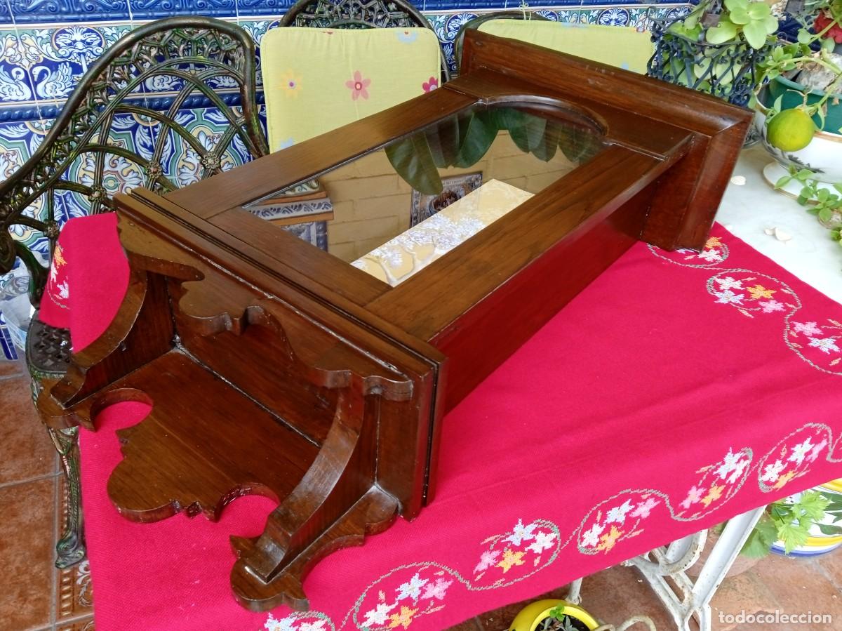 Arte: Capilla hornacina antigua de madera para figura religiosa
