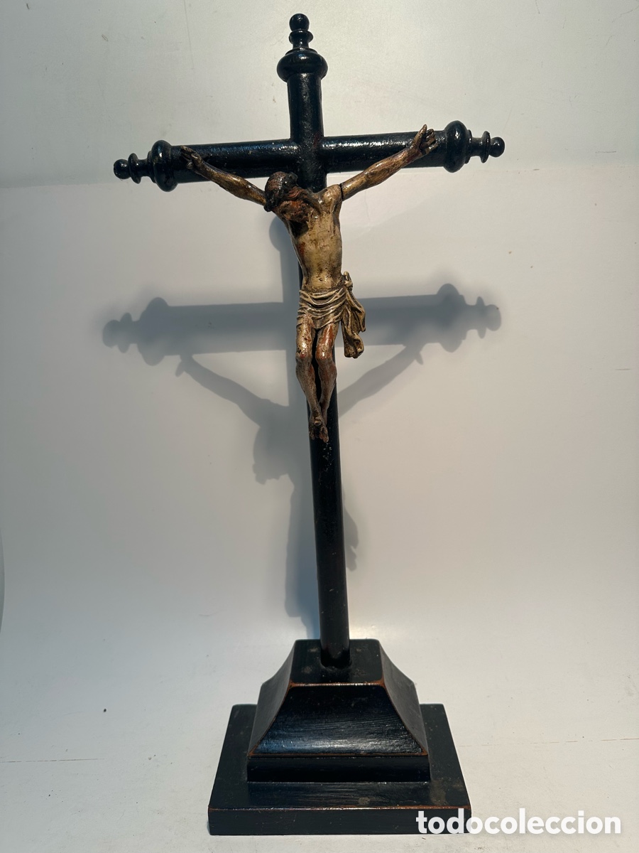 Arte: CRUZ Y CRISTO DE ALTAR O SOBREMESA DE TALLA DE MADERA ANTIGUO. SIGLO XIX.