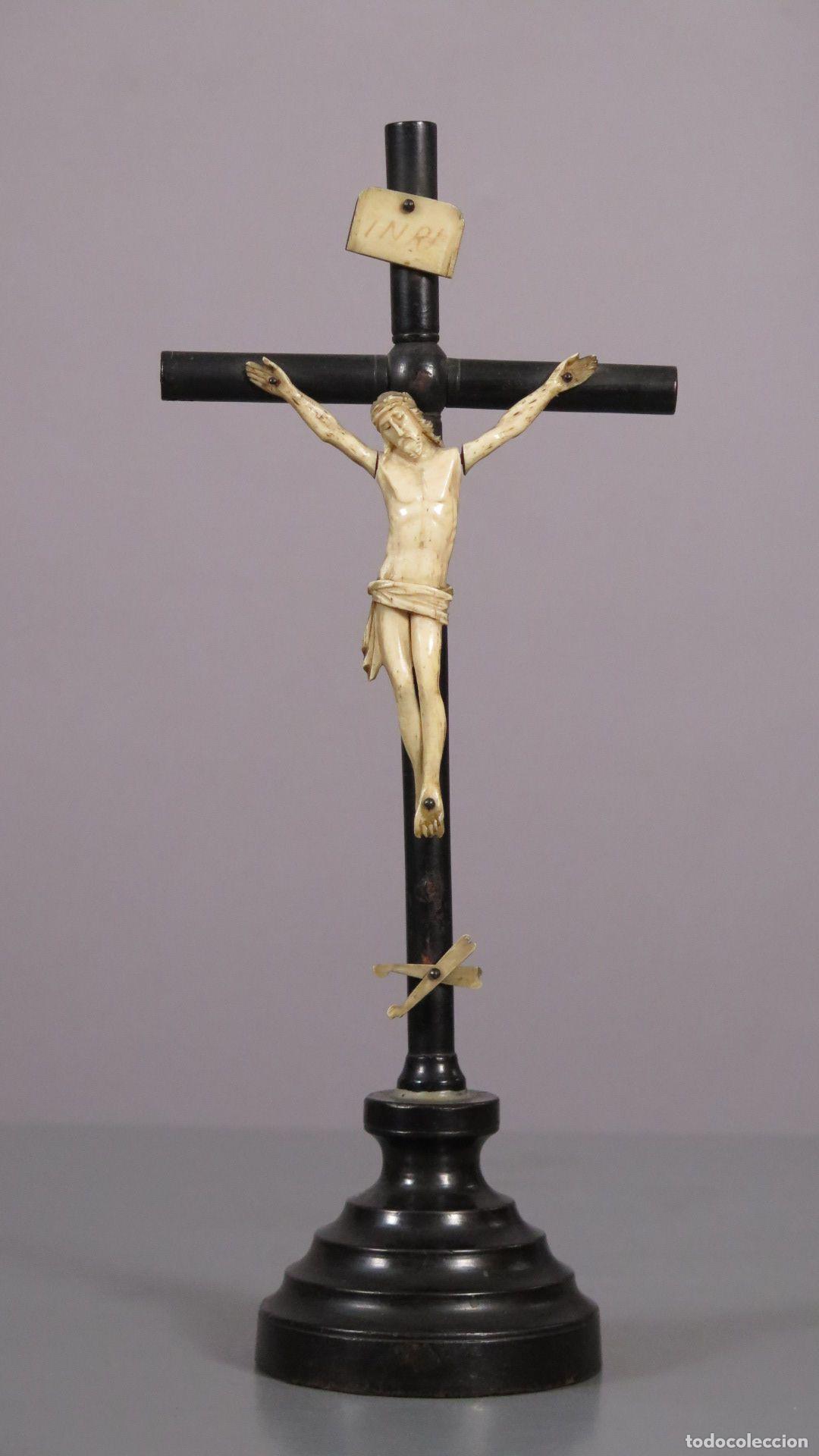 Arte: CRISTO DE HUESO TALLADO Y CRUZ EBONIZADA. SIGLO XIX