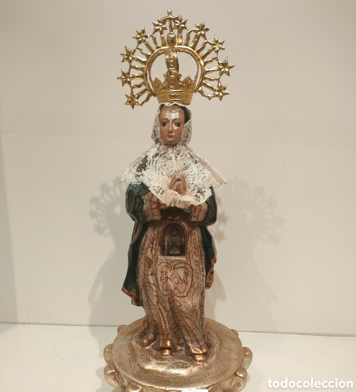Arte: Virgen de Lid&oacute;n de madera policromada. En muy buen estado de conservaci&oacute;n. Medidas 38x20x9