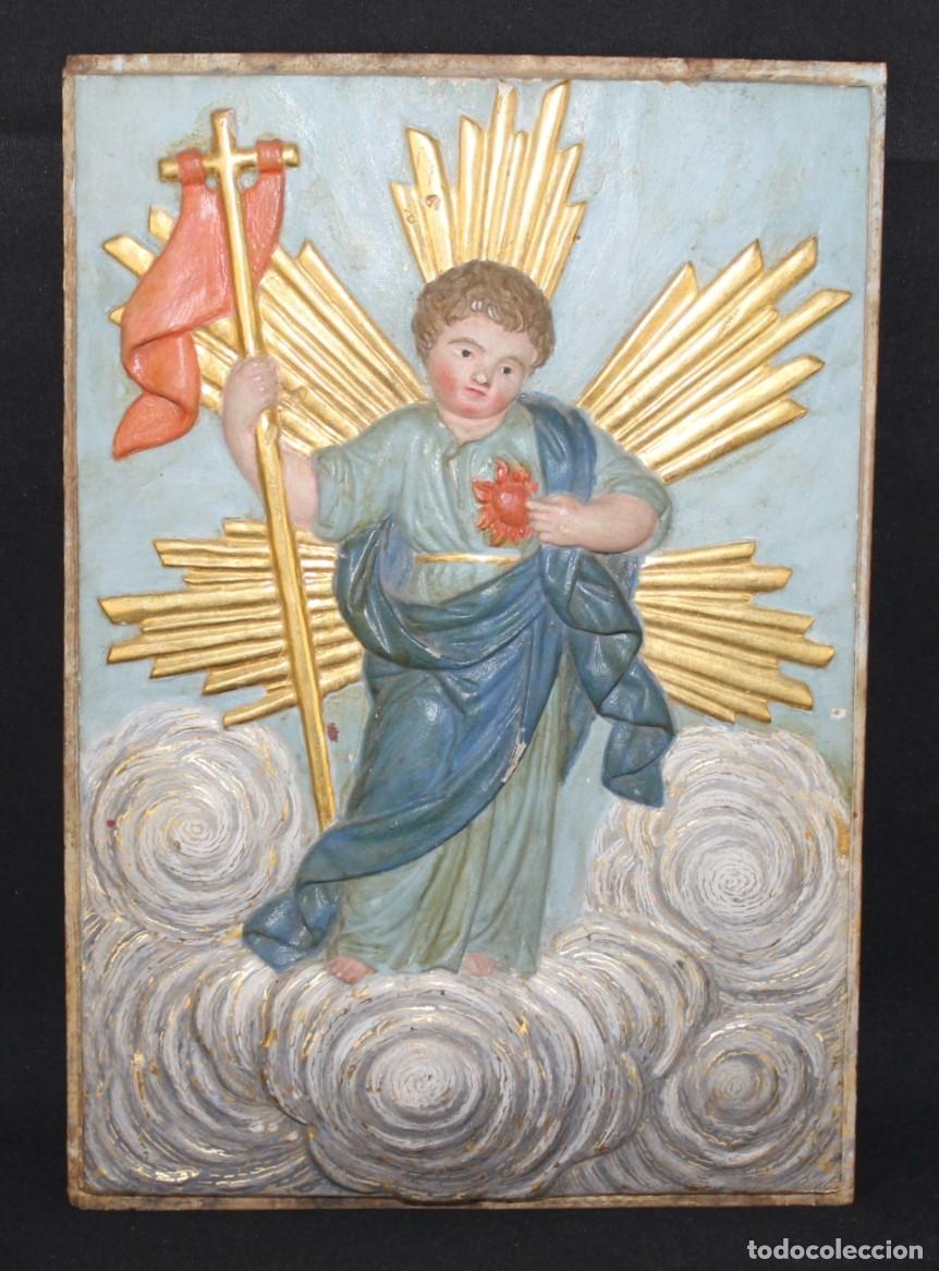 Arte: Antiguo relieve del Ni&ntilde;o Jes&uacute;s Salvador con Sagrado Coraz&oacute;n. Madera policromada