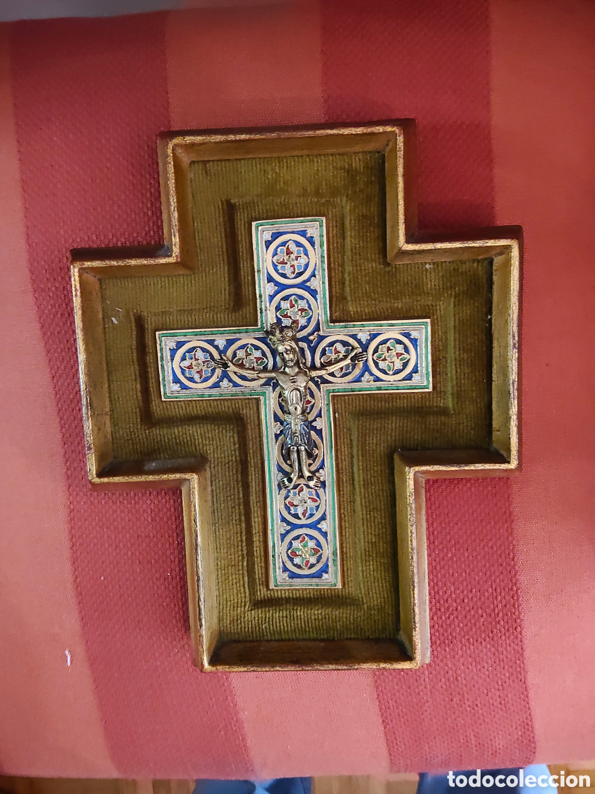 Arte: crucifijo artesanal de estilo rom&aacute;nico o bizantino