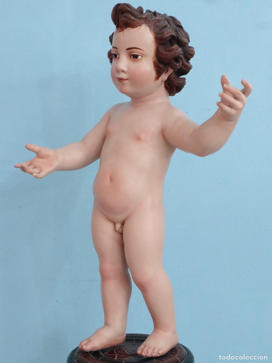 Arte: Ni&ntilde;o Jes&uacute;s elaborado en madera tallada y policromada. Siglo XX. Mide 57 cm de altura.
