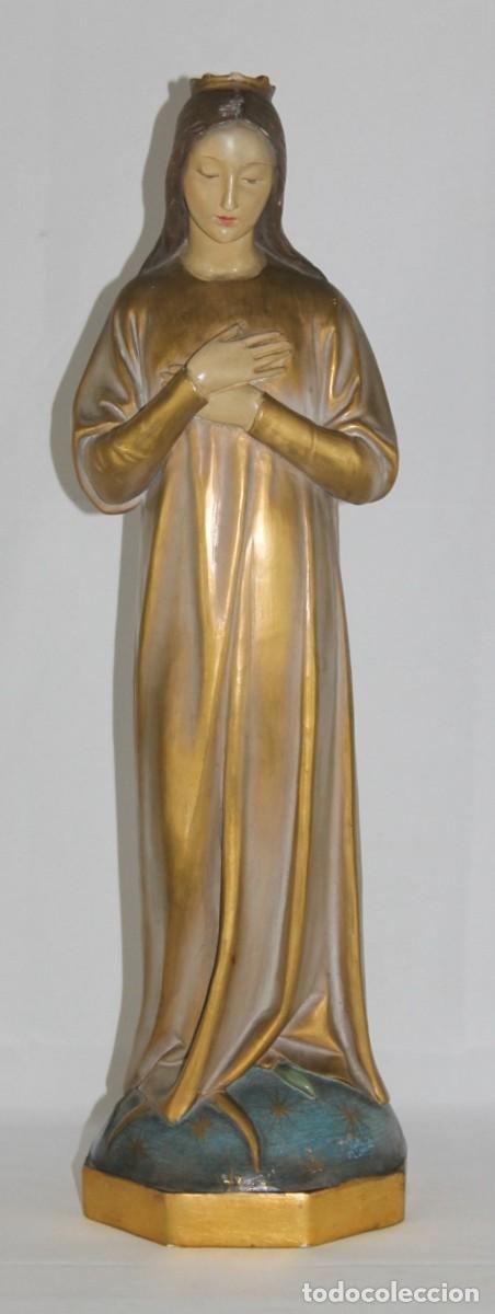 Arte: Virgen Mar&iacute;a en oraci&oacute;n. Escultura religiosa en estuco policromado y dorado. Siglo XX