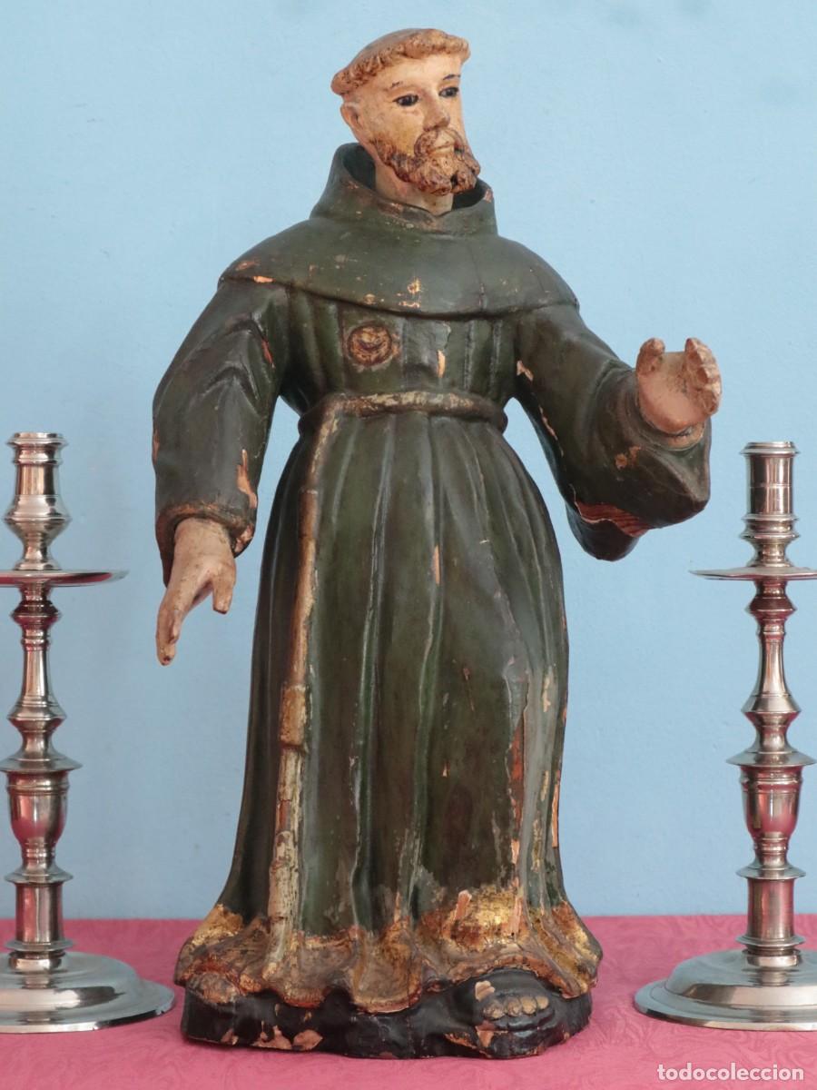 Arte: San Francisco de As&iacute;s. Escultura de madera tallada. Siglos XVII-XVIII. Mide 46 cm de altura.