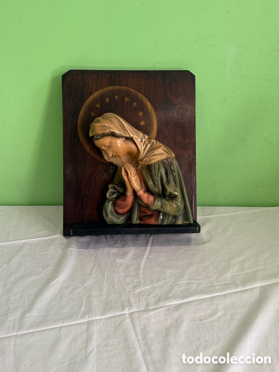 Arte: Retablo religioso de la Virgen Mar&iacute;a en escayola policromada, a&ntilde;os 50
