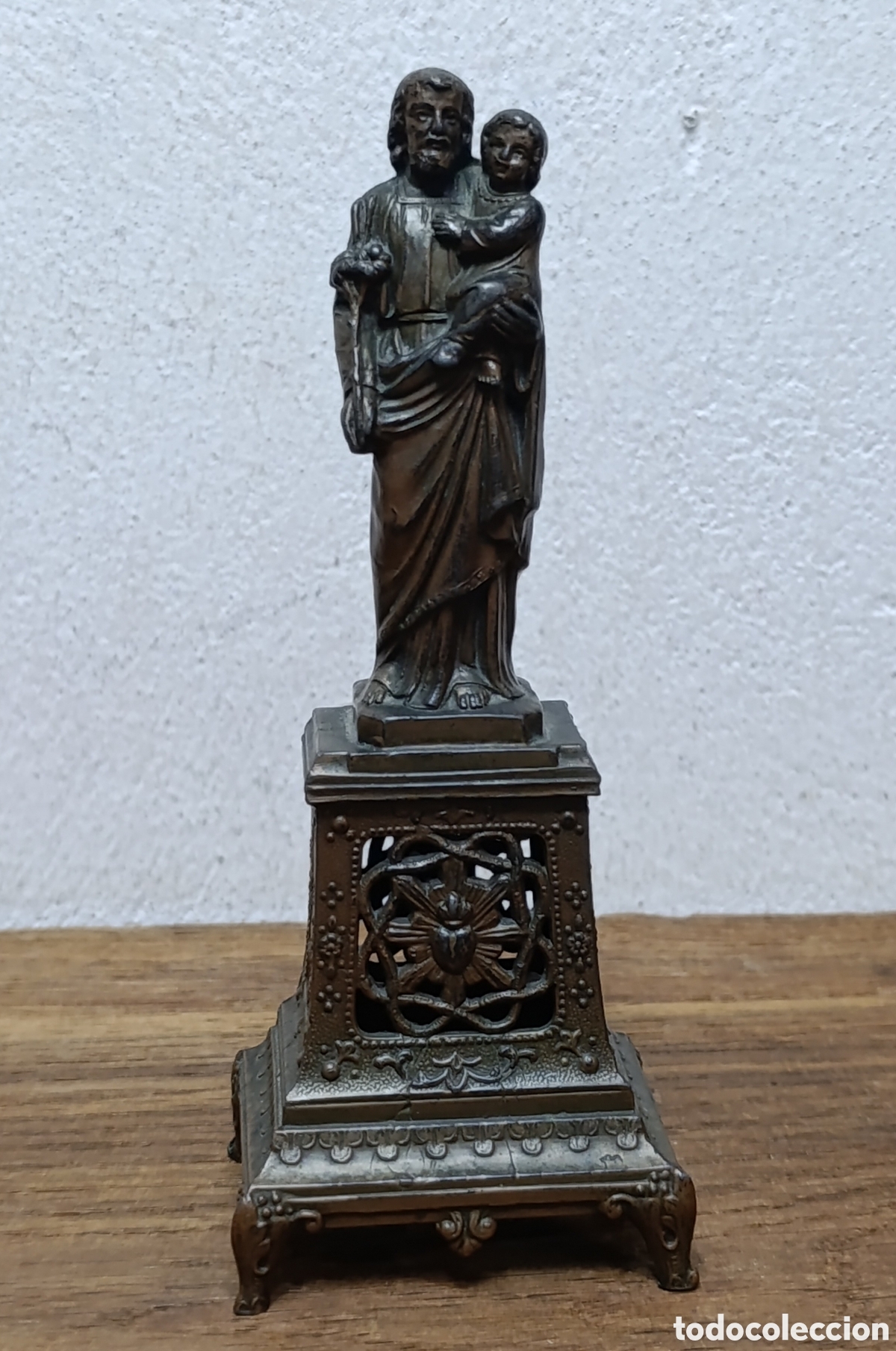 Arte: ANTIGUA ESCULTURA DE SAN JOS&Eacute; CON NI&Ntilde;O EN CALAMINA DORADA, FINALES DEL SIGLO XIX.