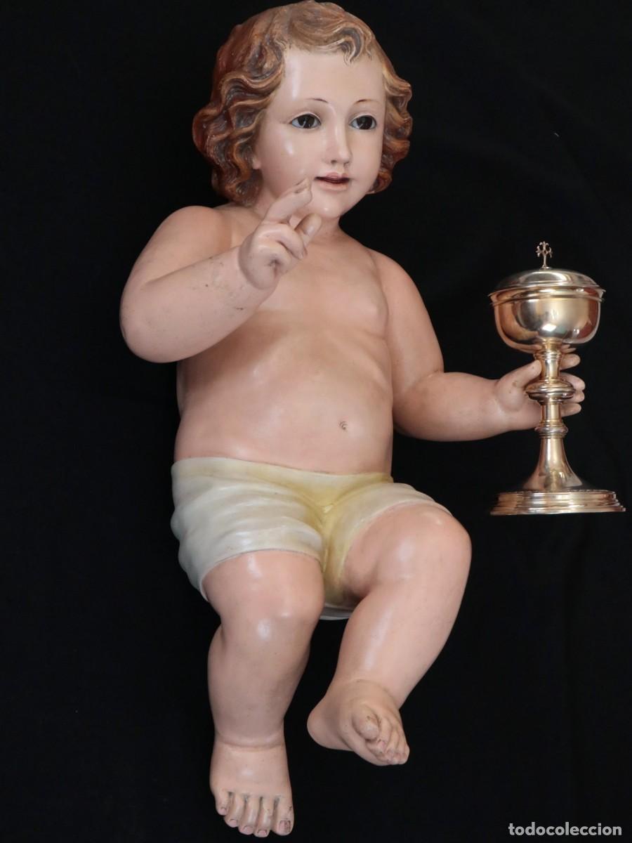 Arte: Ni&ntilde;o Jes&uacute;s de tama&ntilde;o natural elaborado en estuco policromado. Olot, Pps S. XX. Mide 66 cm de altura.