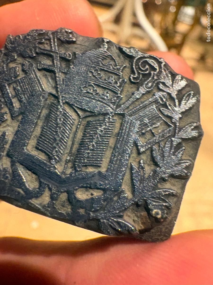 Arte: xilografia, silografia, sello, taco, cu&ntilde;o de catedral o iglesia Sombrero papal b&aacute;culo