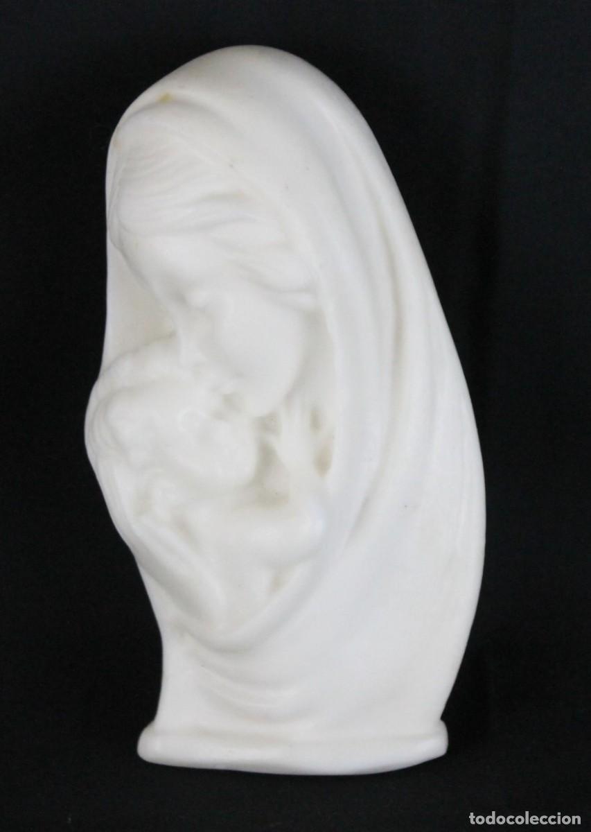 Arte: Virgen con el Ni&ntilde;o en resina blanca. Imagen religiosa para colgar