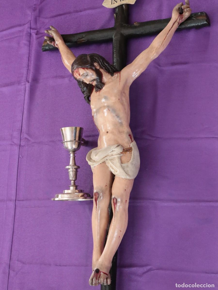 Arte: Cristo Crucificado de grandes dimensiones. 92 cm (150 cm cruz). Madera tallada. Espa&ntilde;a S. XVII-XVIII