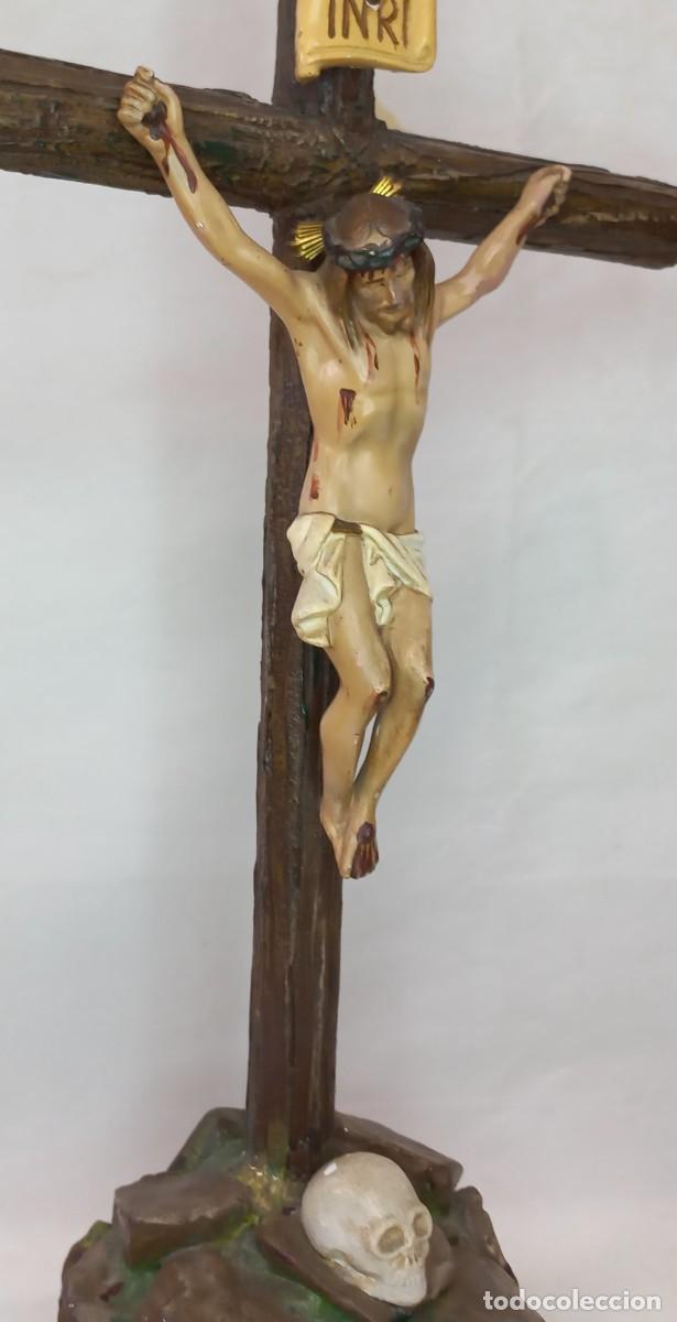 Arte: ANTIGUA IMAGEN CRISTO CRUCIFICADO EN EL CALVARIO, EN ESTUCO POLICROMADO CON OJOS DE CRISTAL DE OLOT