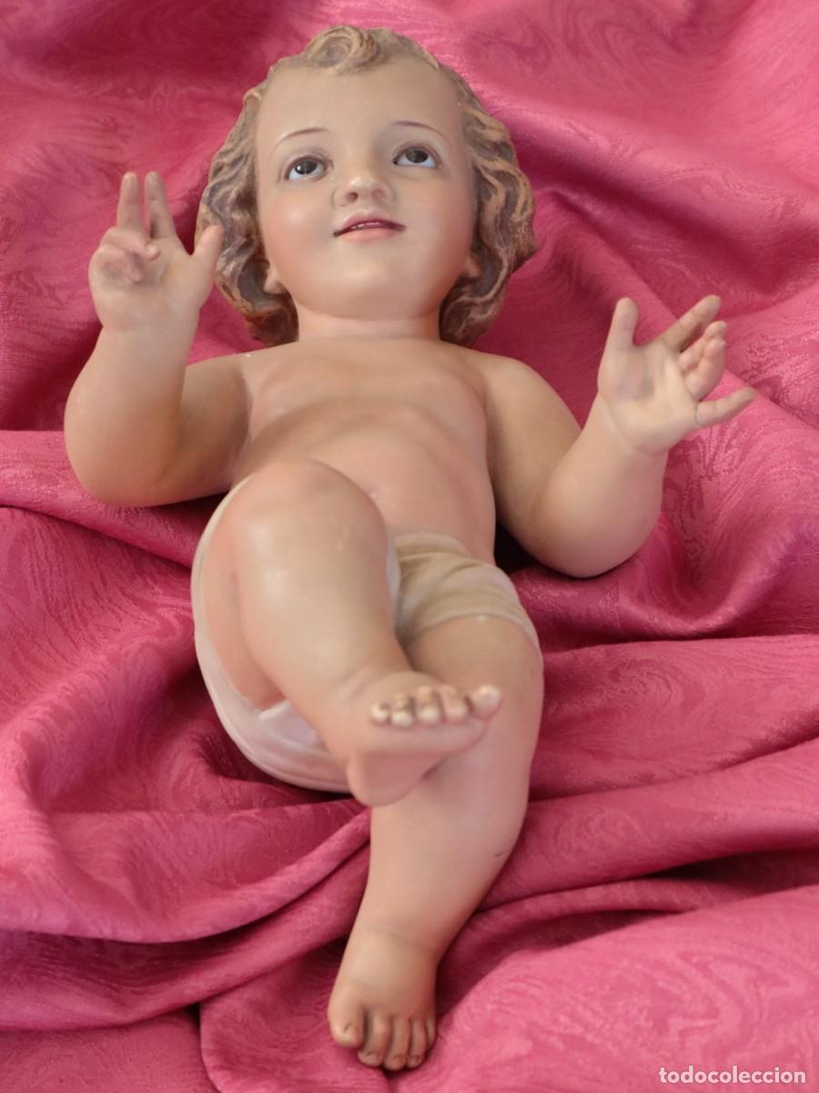 Arte: Ni&ntilde;o Jes&uacute;s. Imagen de estuco policromado. Olot. Med. S. XX. Mide 36 cm de altura.