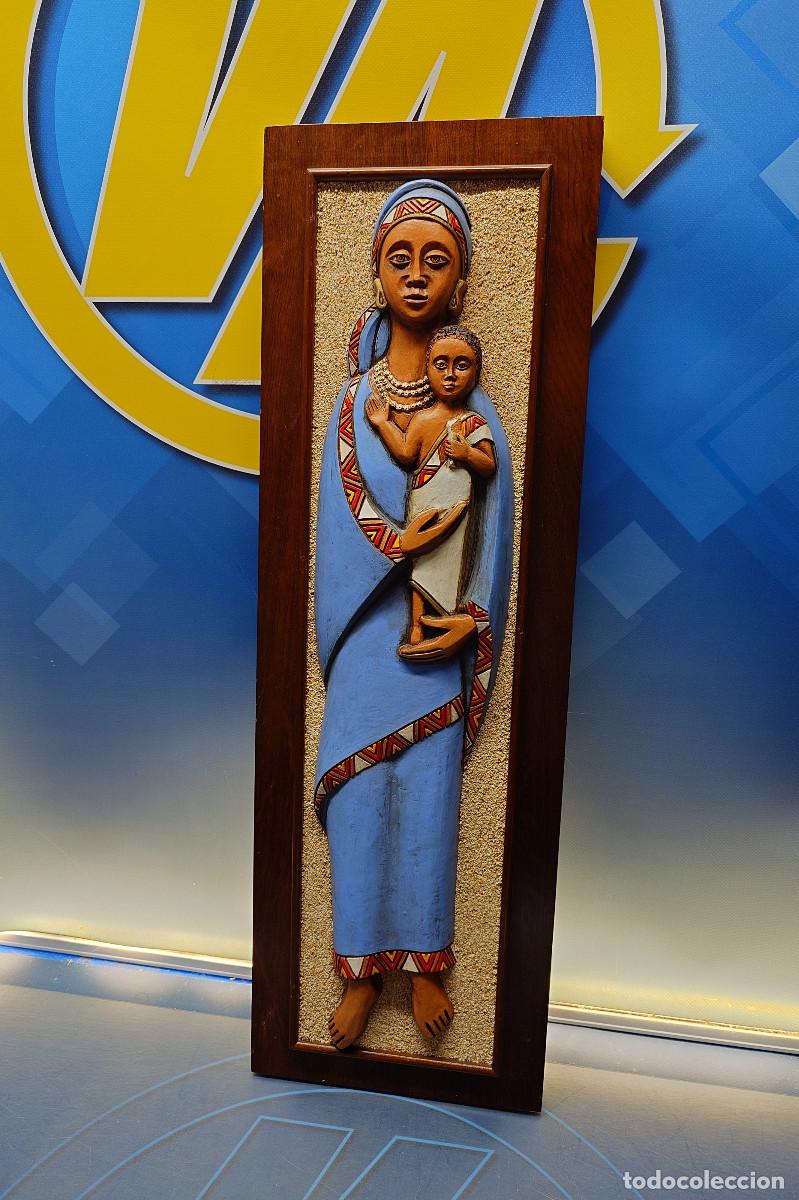 Arte: Cuadro afro brasile&ntilde;o virgen Mar&iacute;a sosteniendo el ni&ntilde;o Jes&uacute;s