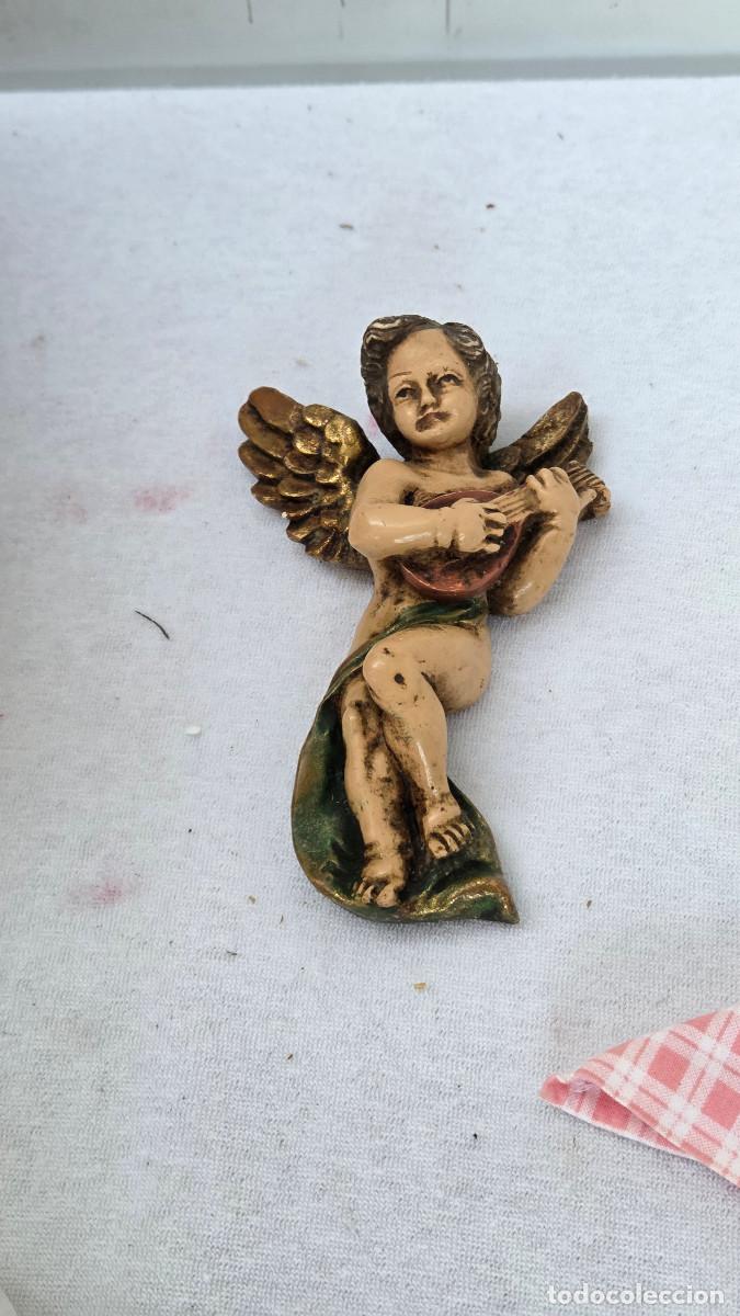 Arte: figura de angel en yeso policromado