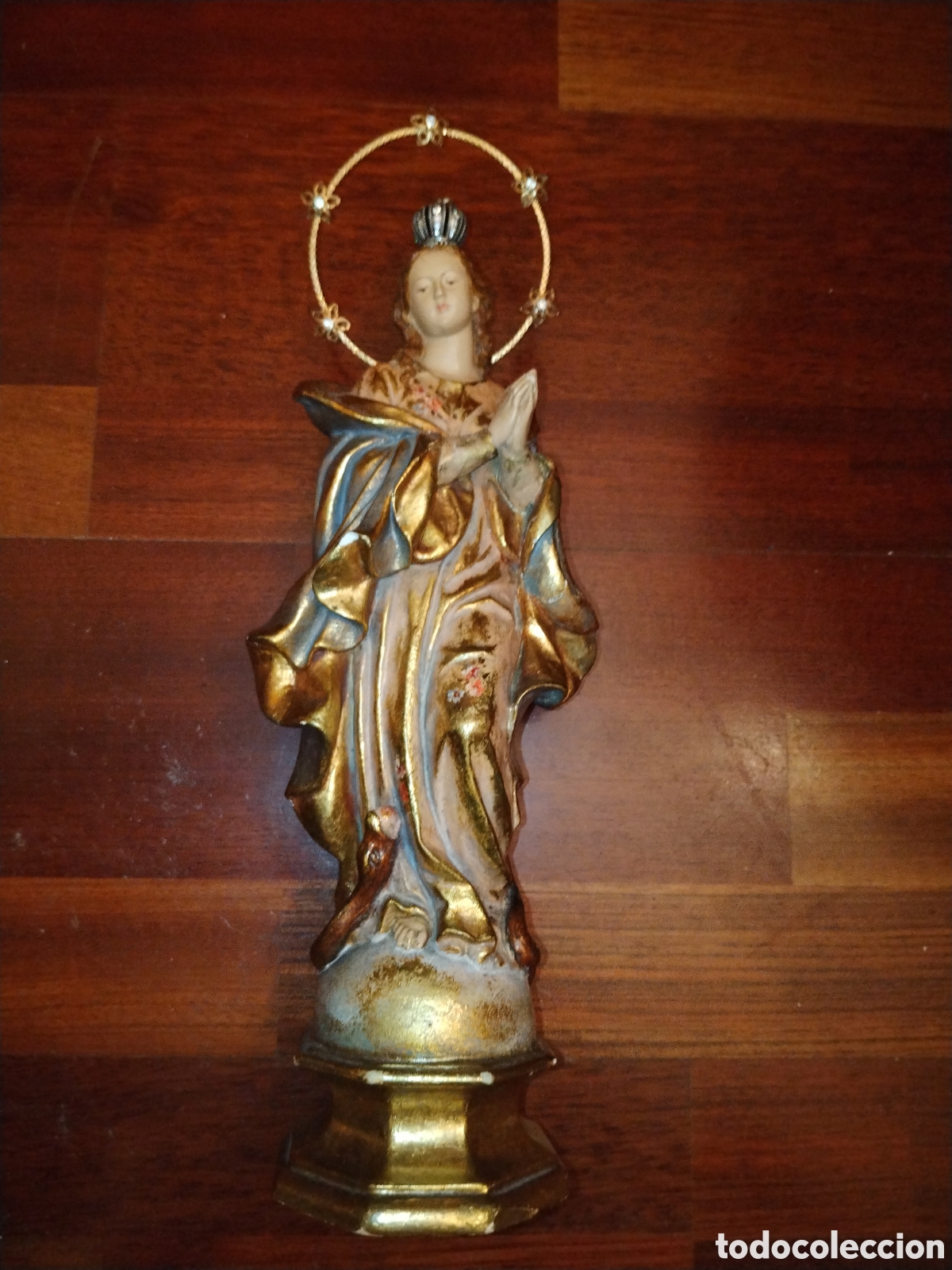 Art: Virgen Inmaculada policromada y dorada sobre peana