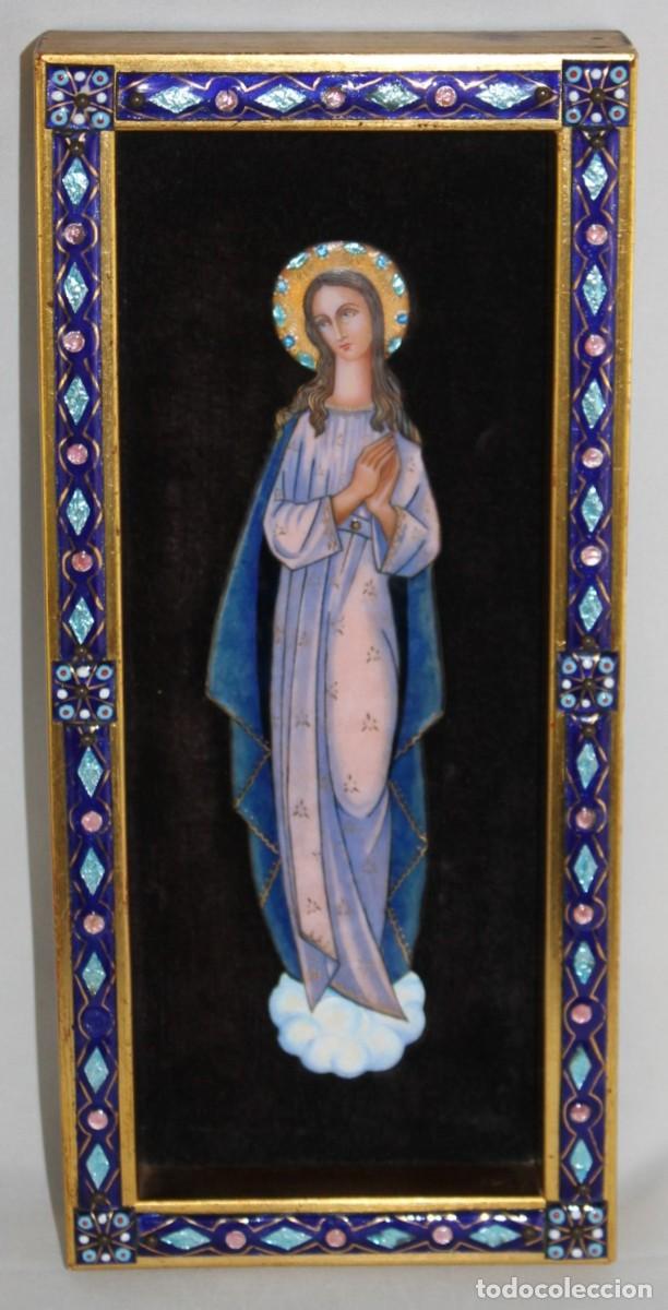 Arte: Virgen Mar&iacute;a en metal esmaltado con marco decorado. Siglo XX
