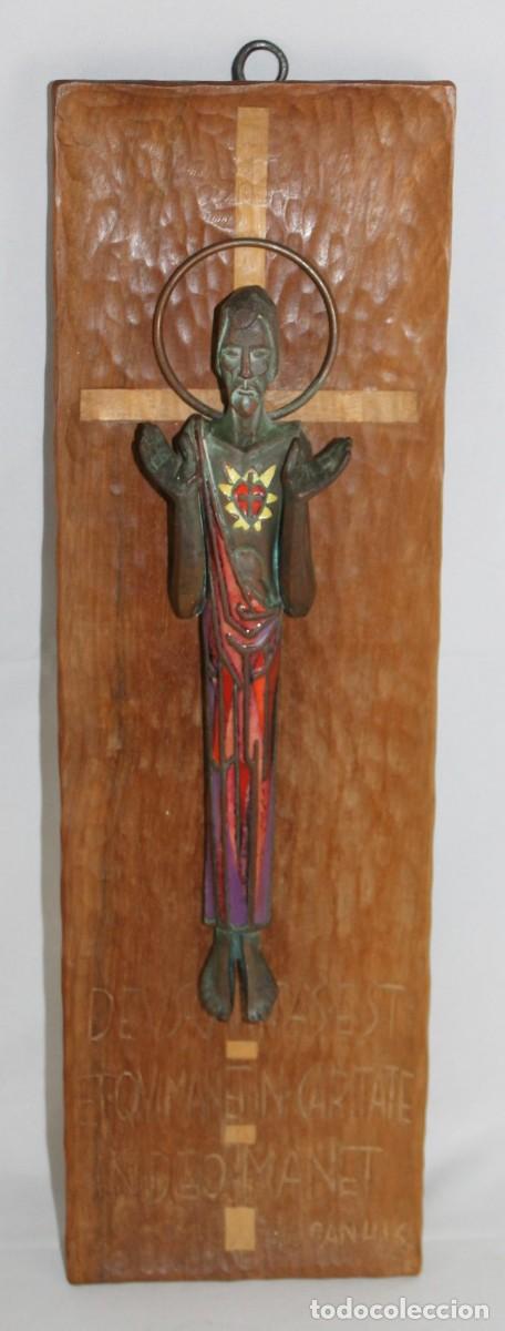Arte: Cristo del Sagrado Coraz&oacute;n en metal esmaltado sobre tabla de madera. Mediados siglo XX