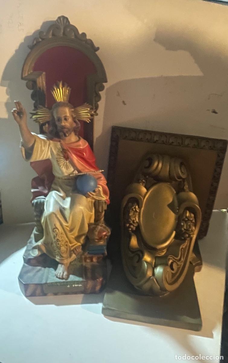 Arte: ANTIGUO SANTO - SAGRADO CORAZON , CON SU PEANA DE ESTUCO POLICROMADO DE LA ESCUELA DE OLOT -