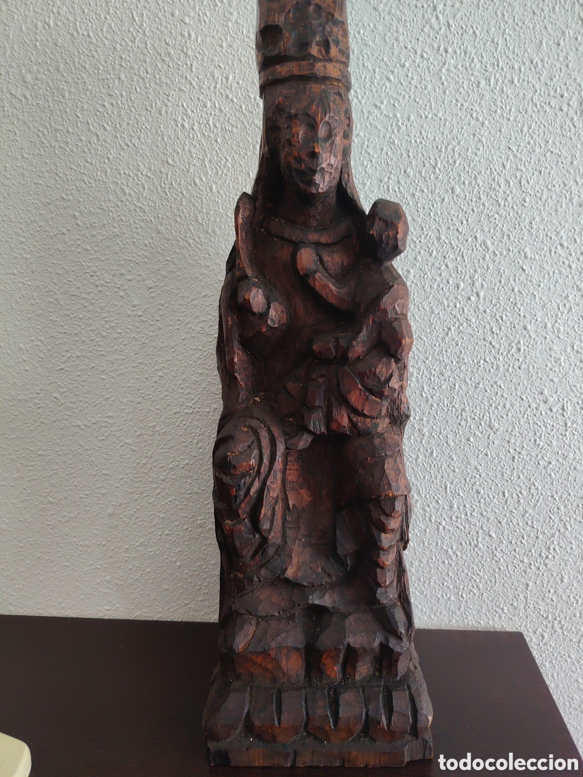 Art: Antigua talla de madera de virgen con ni&ntilde;o