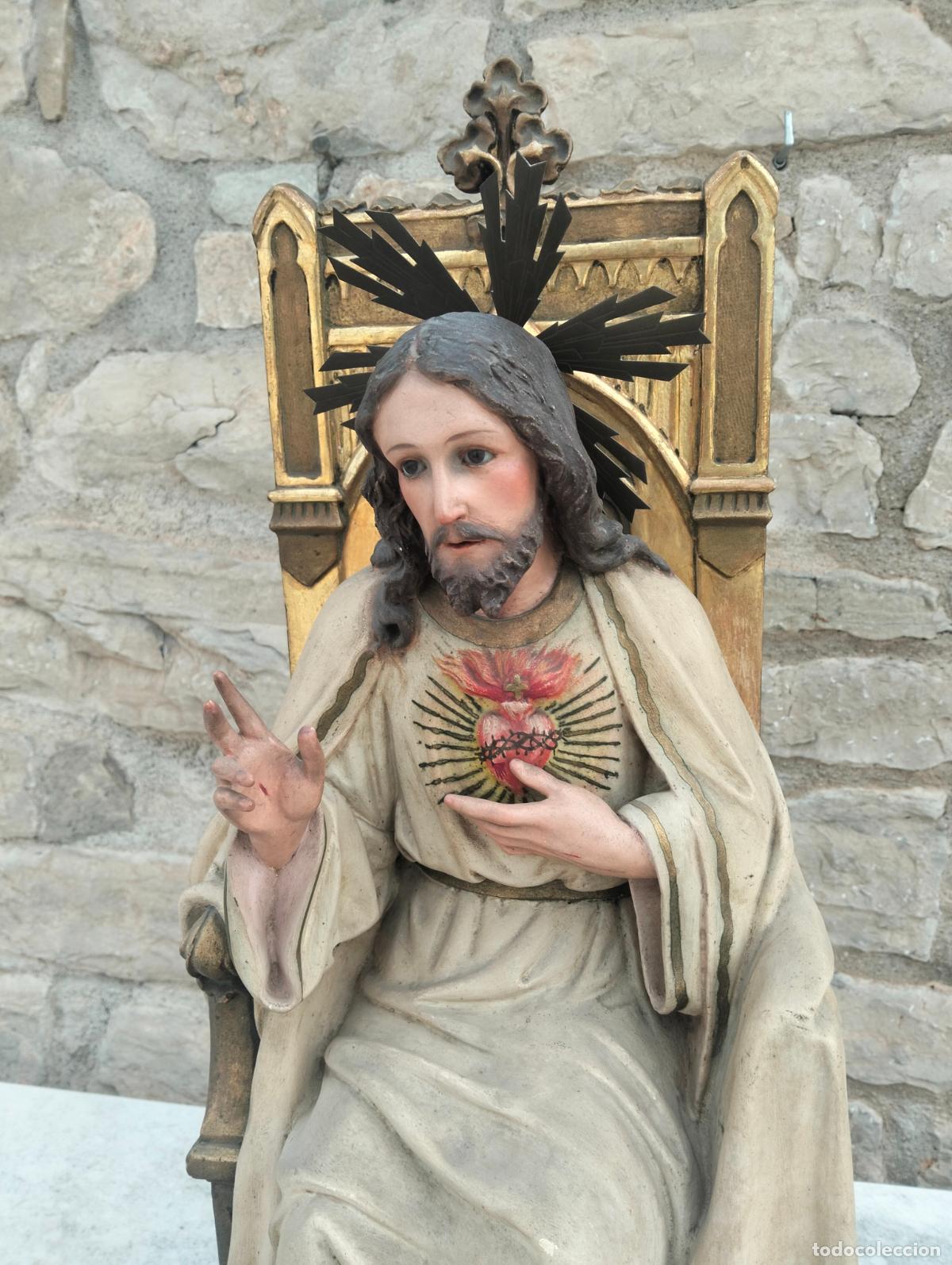 Art: Antigua figura del Sagrado Coraz&oacute;n de Jes&uacute;s entronizado molde Olot escultura religiosa madera estuco