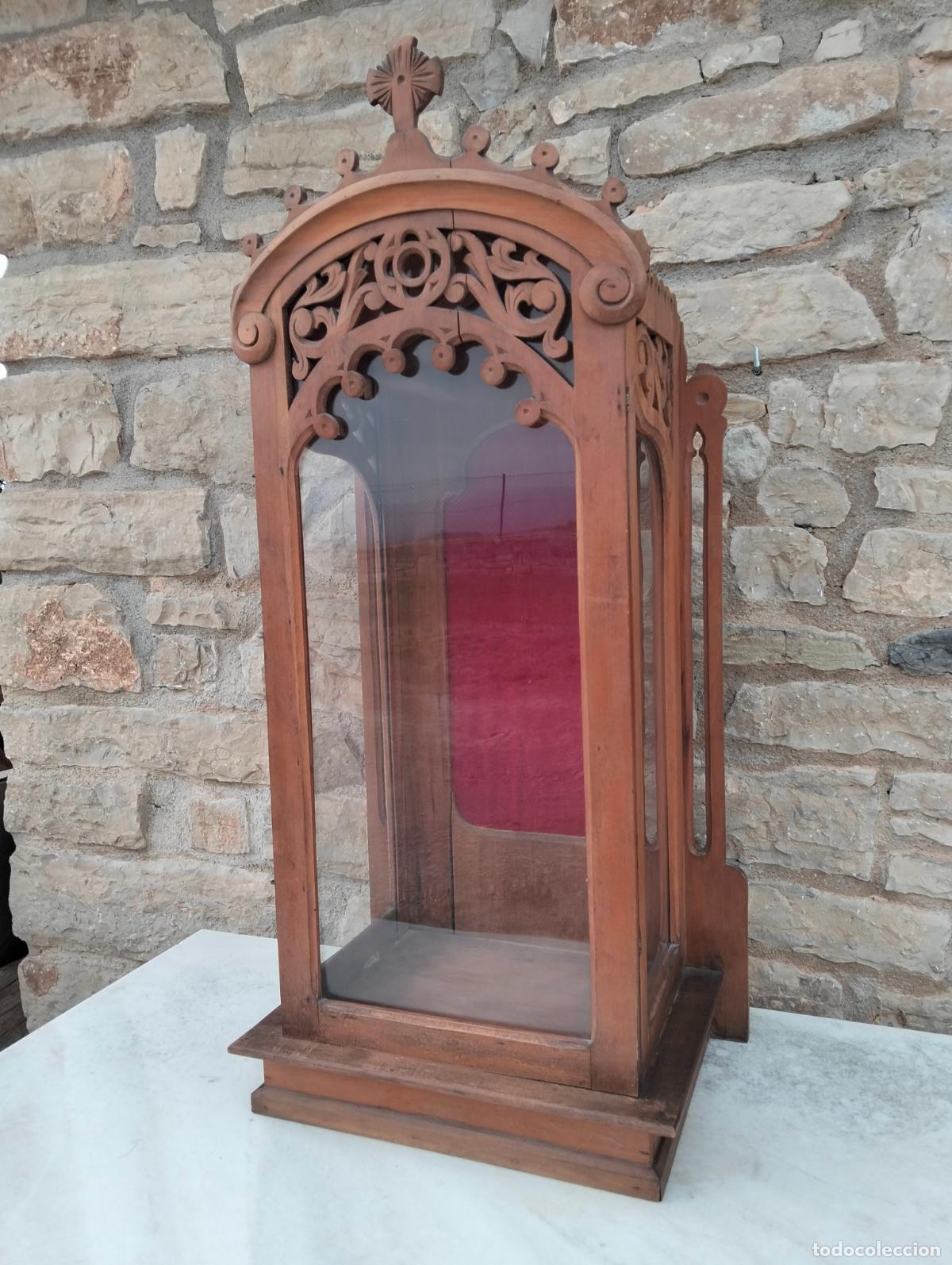 Arte: Antigua capilla estilo neogotico para santo talla figura, de madera tallada marr&oacute;n con cristal S.XX