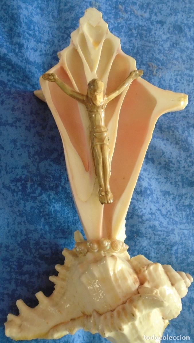 Art: CRISTO EN LA CRUZ FIGURA RELIGIOSA SOBRE COMPOSICION DE CONCHAS/CARACOLAS VINTAGE 1960s-1970s OFERTA