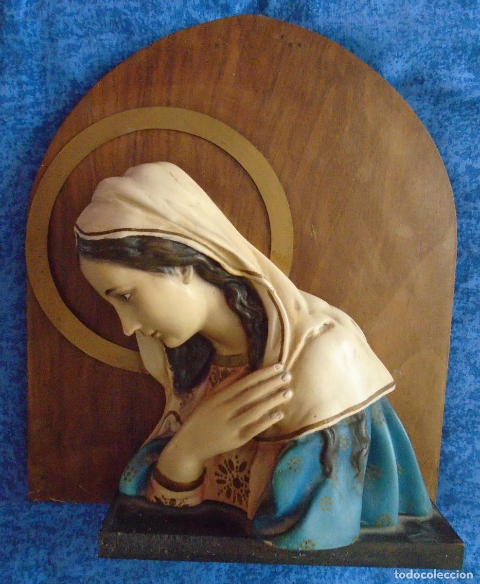 Art: FIGURA RELIGIOSA VIRGEN DE ESCAYOLA SOBRE BASE Y FONDO DE MADERA IMAGEN ALTO RELIEVE VINTAGE 60s 70s