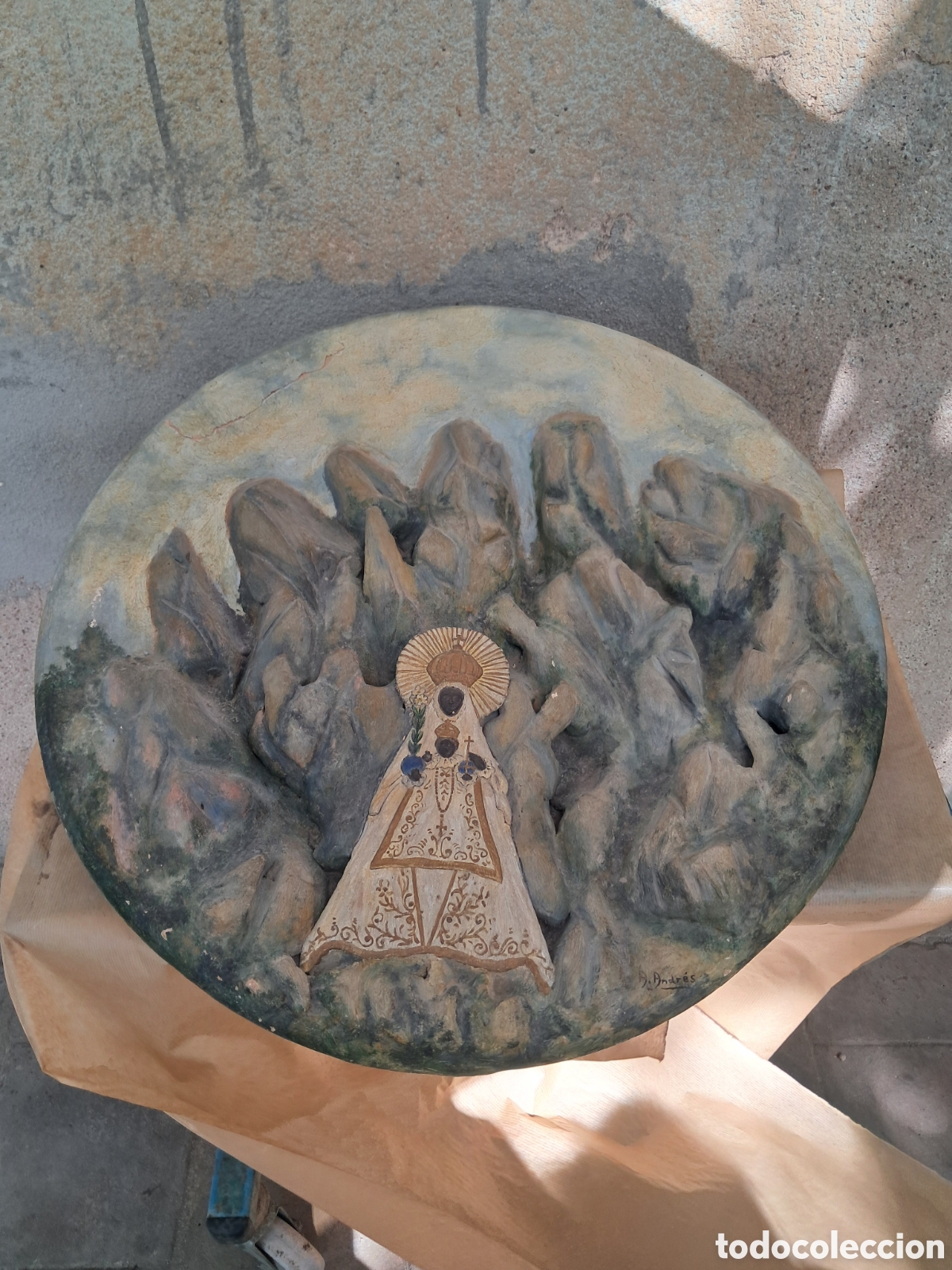 Arte: Gran plaf&oacute;n escult&oacute;rico Mare de D&eacute;u de Montserrat &ndash; terracota policromada firmada A. Andr&eacute;s &ndash; 55 cm