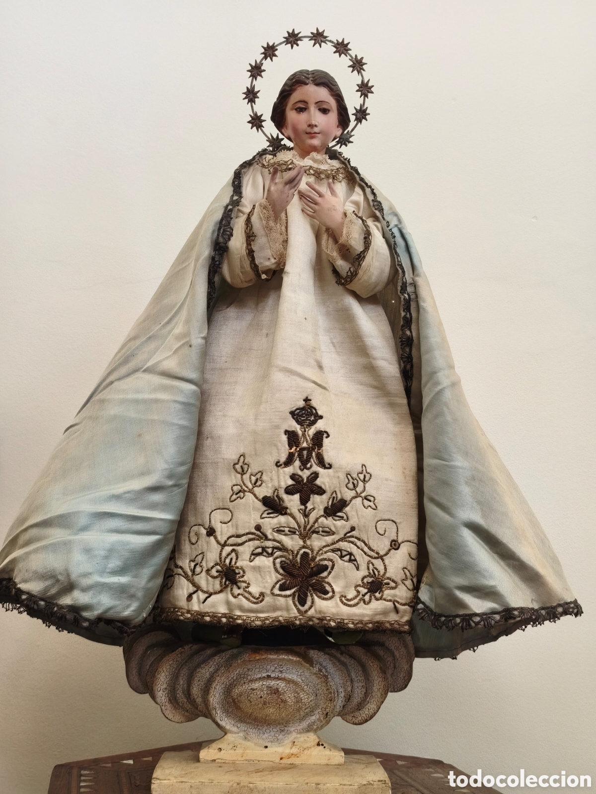 Arte: Virgen Inmaculada vestida del siglo XIX. Cap i pota .