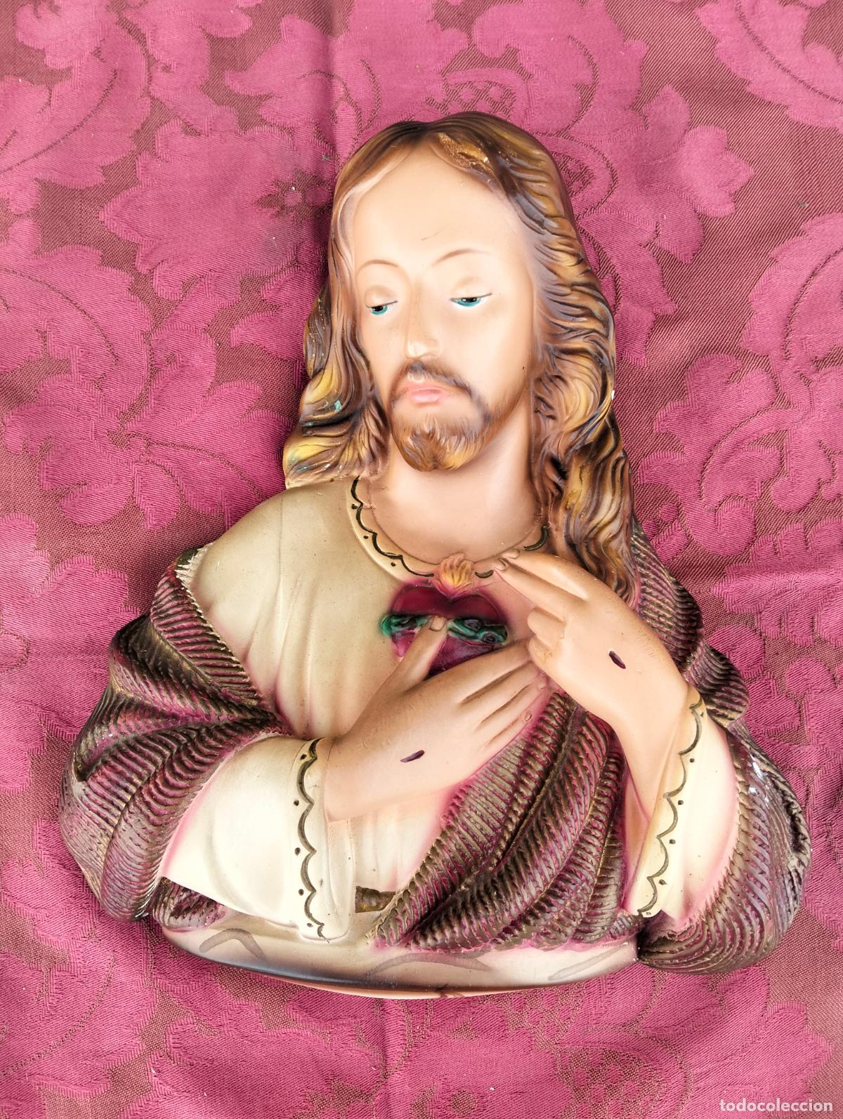 Arte: Figura antigua religiosa del Sagrado Coraz&oacute;n de Jes&uacute;s en estuco policromado de los a&ntilde;os 50-60