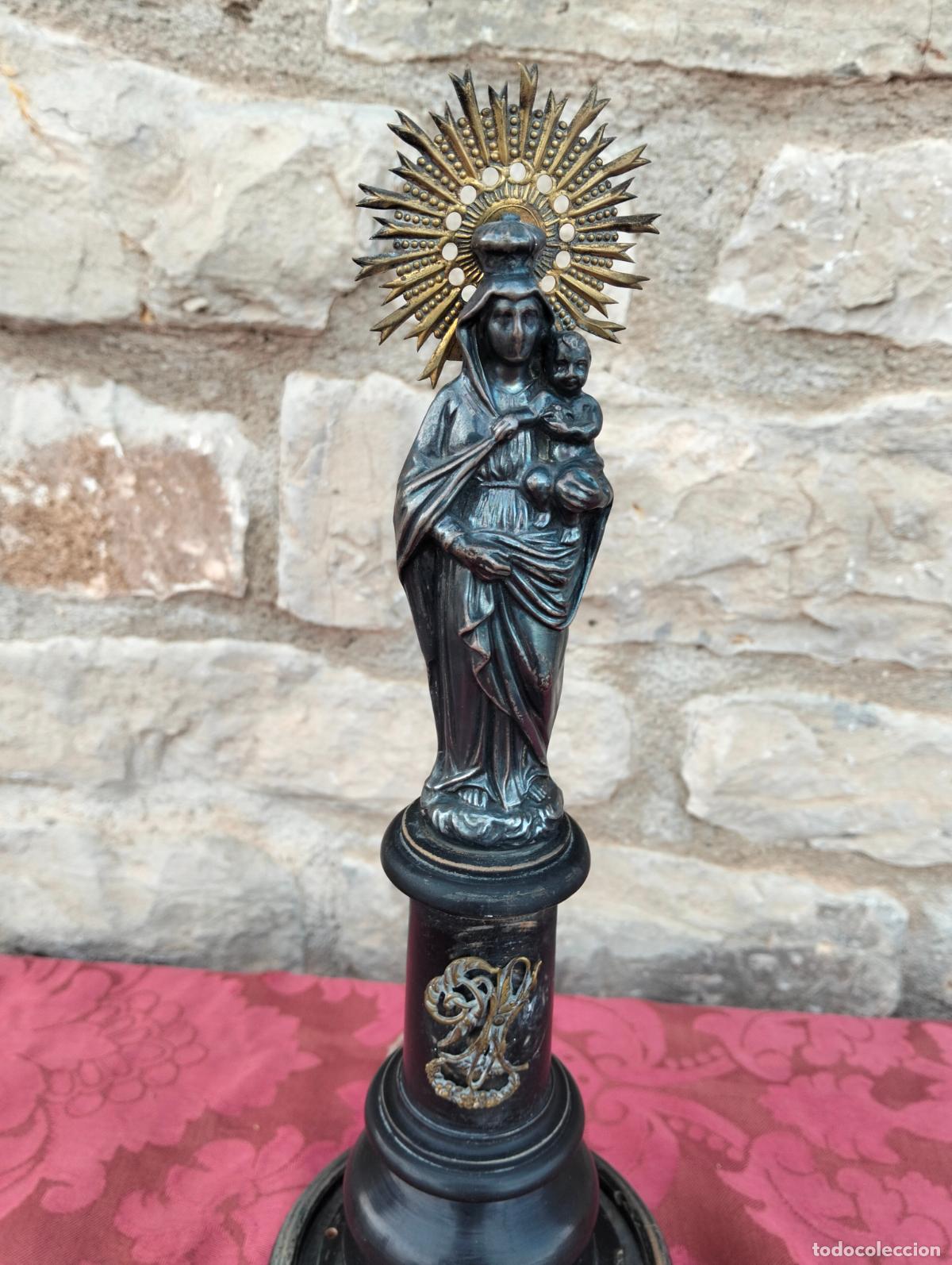 Arte: Antigua figura de metal la Virgen del Pilar con peana madera torneada escultura color plateado S.XX