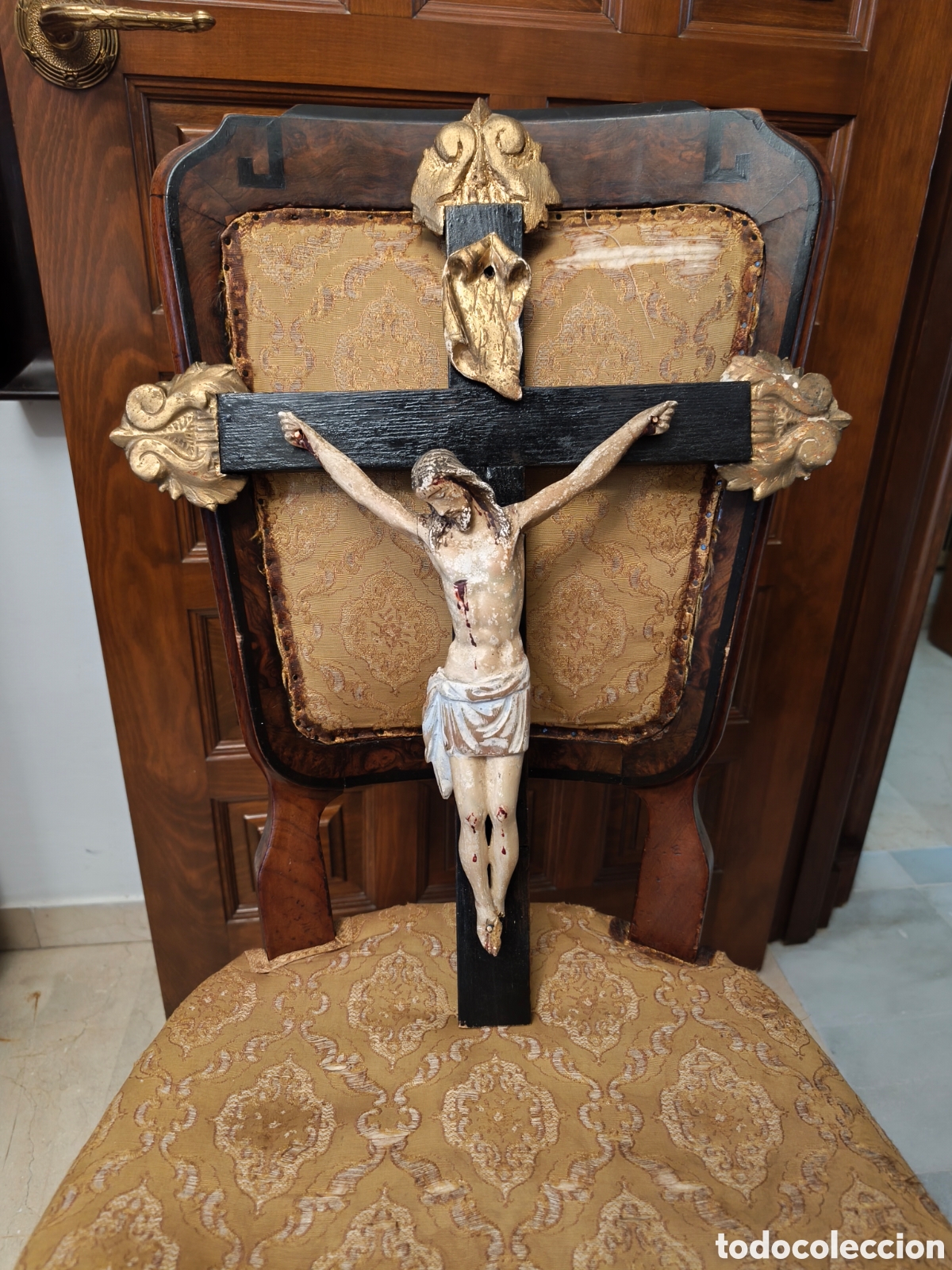Arte: Cruz del siglo XIX con cristo en madera tallada.